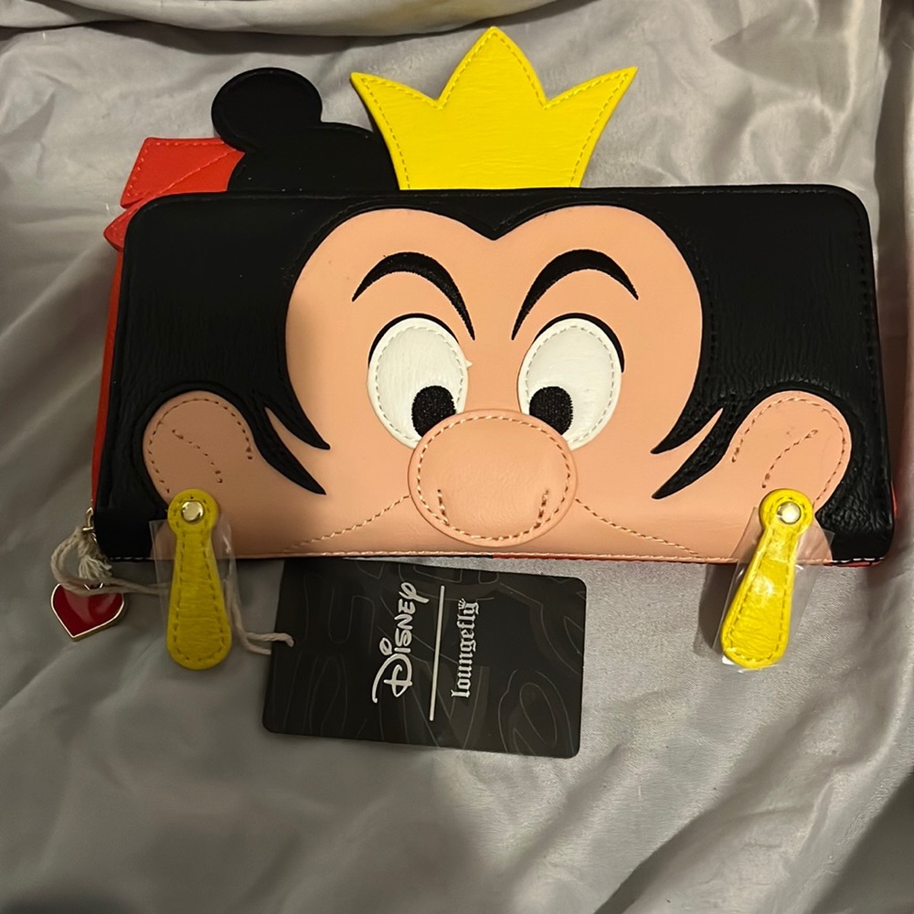 Queen of Hearts Disney loungefly wallet NWT Alice in wonderland